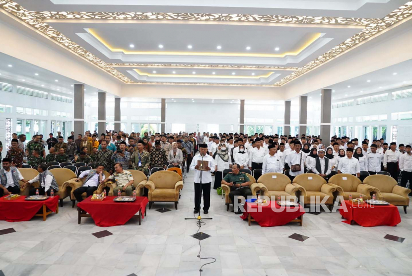 Ratusan calon kepala desa (kades) melakukan deklarasi damai Pilkades serentak di Gedung Pendopo Kabupaten Garut, Rabu (10/5/2023). 