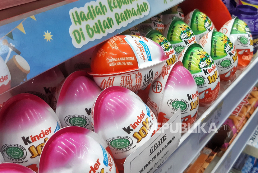 Warga membeli cokelat merk Kinder Joy di salah satu minimarket di Jakarta, Senin (11/4/2022). Badan Pengawas Obat dan Makanan (BPOM) berencana akan menghentikan peredaran produk merek Kinder untuk sementara waktu hingga dipastikan merek tersebut tidak mengandung cemaran bakteri salmonella. 