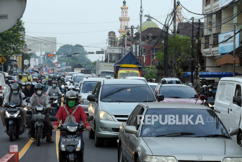Pemudik yang menggunakan kendaraan pribadi melintas di Jalan Raya Denpasar-Gilimanuk, Tabanan, Bali. Dinas Perhubungan (Dishub) Provinsi Bali mengantisipasi kepadatan yang disebabkan oleh arus mudik lebaran 2023. (ilustrasi)
