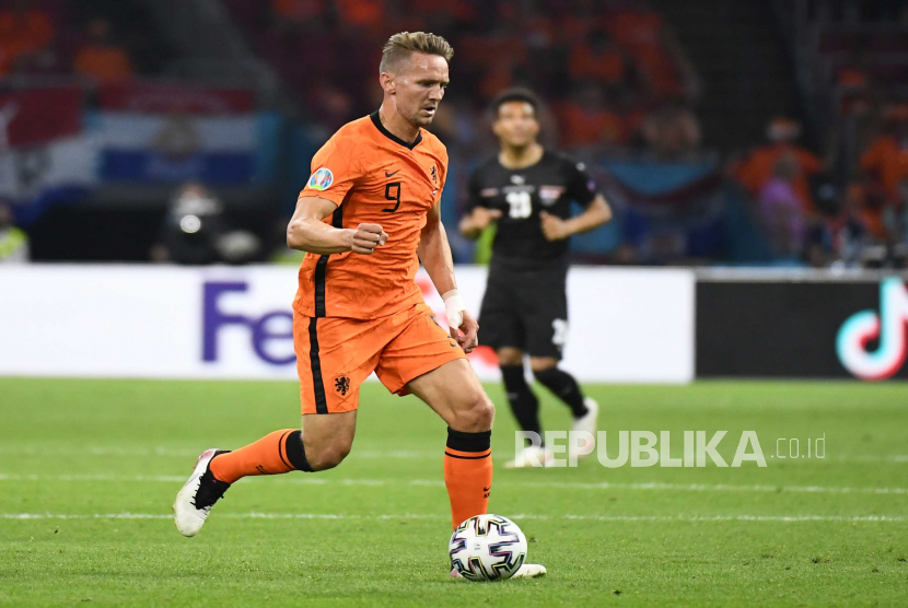 Luuk de Jong dari Belanda beraksi selama pertandingan sepak bola babak penyisihan grup C UEFA EURO 2020 antara Belanda dan Austria di Amsterdam, Belanda, 17 Juni 2021.