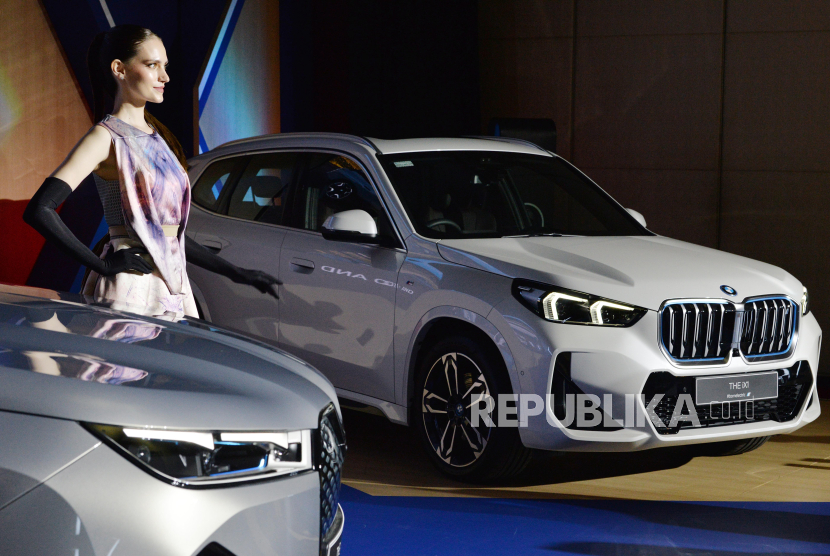 Mobil BMW iX1 terbaru dipamerkan saat peluncuran di Jakarta, Jumat (2/1/2024). BMW Indonesia resmi meluncurkan dua mobil listrik terbarunya yakni BMW iX1 dan iX xDrive50.
