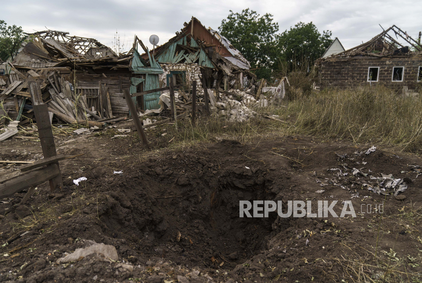 Sebuah kawah dari serangan roket Rusia terlihat di sebelah rumah yang rusak di Kramatorsk, wilayah Donetsk, Ukraina timur, Sabtu, 13 Agustus 2022. Korea Utara mengisyaratkan minatnya untuk mengirim pekerja konstruksi ke wilayah Ukraina timur yang dikuasai separatis pro-Rusia. 
