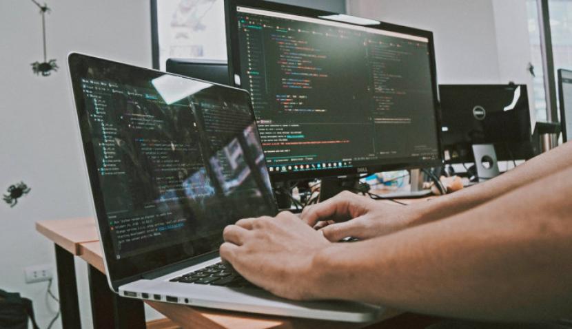 Hacker (Unsplash/Shamin Haky)