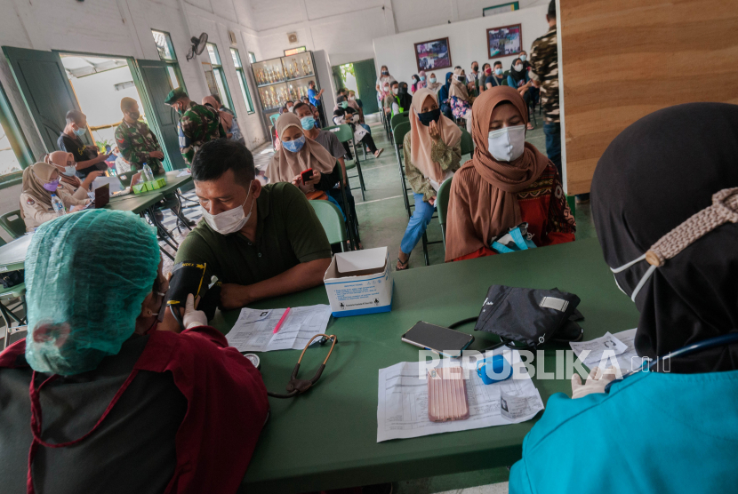 Petugas memeriksa kesehatan warga calon penerima vaksin ovid-19 di Rangkasbitung, Kabupaten Lebak, Provinsi Banten, Selasa (6/7/2021). 