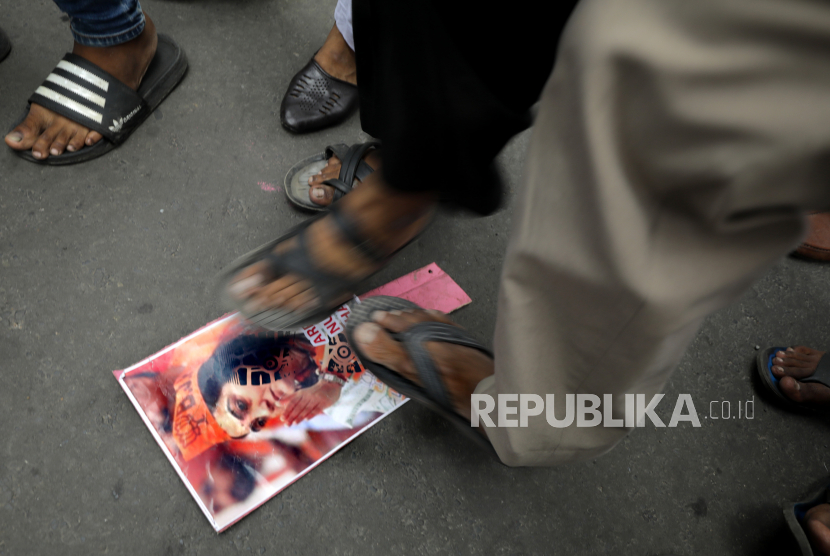  Muslim India menginjak foto pemimpin BJP Nupur Sharma selama protes massal di Kolkata, India (ilustrasi). Polisi menyelidiki pelaku bentrok maut antara Hindu dan Muslim di India   