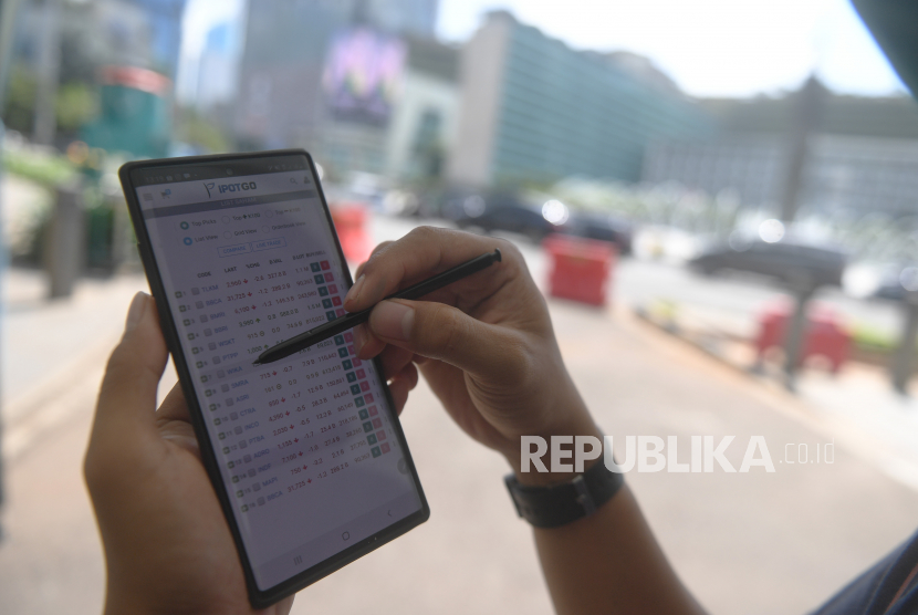 Investor memantau perdagangan saham melalui gawainya (ilustrasi). Indeks Harga Saham Gabungan (IHSG) pada perdagangan akhir pekan ini diproyeksikan berpeluang rebound setelah perdagangan kemarin ditutup melemah pada level 7.153,1 atau turun 0,36 persen.