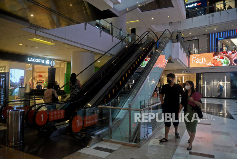Pengunjung berada di pusat perbelanjaan Grand Indonesia, Jakarta, Rabu (3/11). Seiring penurunan status PPKM menjadi level 1 di Jakarta, pusat perbelanjaan atau mal diizinkan beroperasi dengan kapasitas maksimal 100 persen hingga pukul 22:00 waktu setempat.Prayogi/Republika