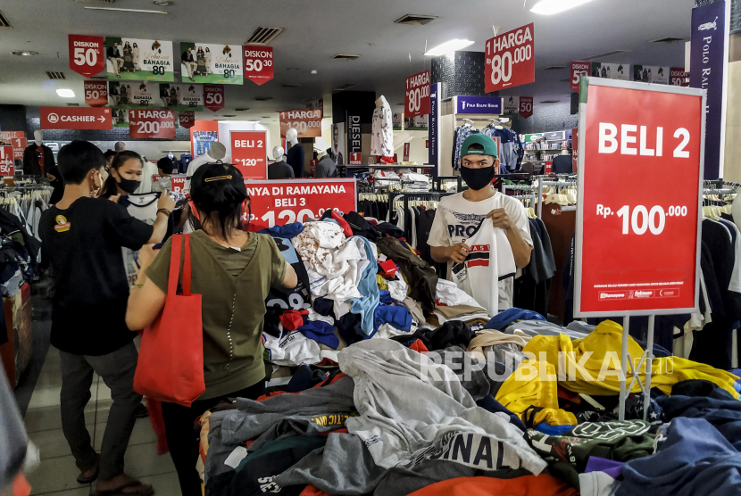 Sejumlah warga memilih baju di salah satu pusat perbelanjaan, Ciputat, Tangerang, Selatan, Sabtu (16/5). Meskipun sudah diterapkan Pembatasan Sosial Berskala Besar (PSBB), toko bukan kebutuhan pokok yang menjual pakaian tetap melayani pembeli menjelang perayaan Idul Fitri 1441 Hijriyah