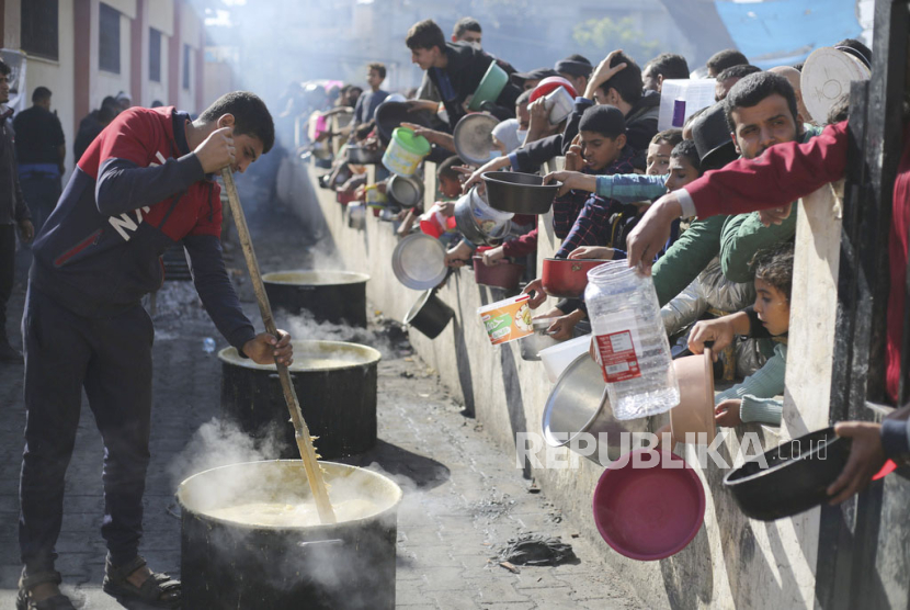 Warga Palestina antre untuk mendapatkan makanan gratis di Rafah, Jalur Gaza, Rabu, 20 Desember 2023.