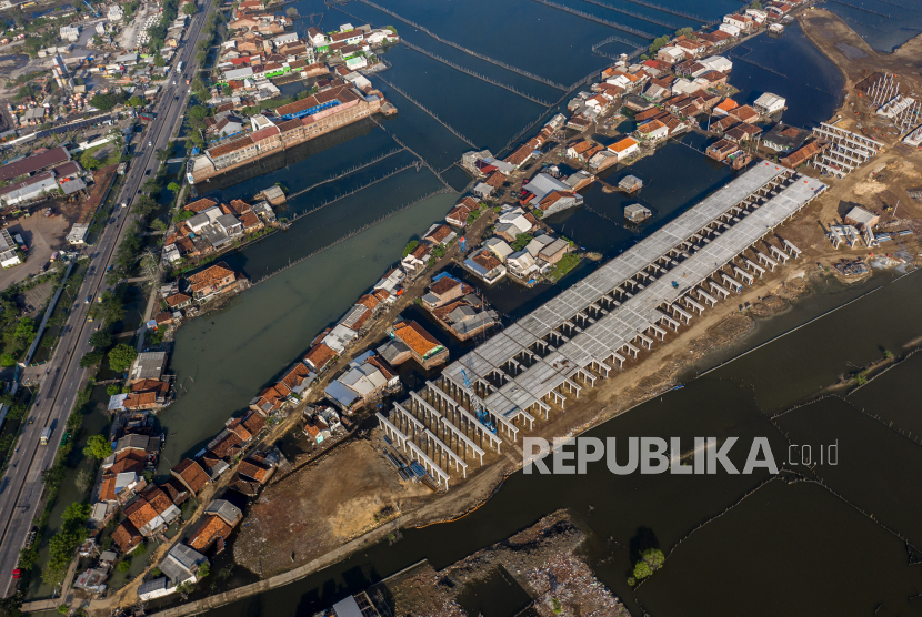 Foto udara proyek pembangunan Jalan Tol Semarang-Demak seksi II di Kecamatan Sayung, Kabupaten Demak, Jawa Tengah.