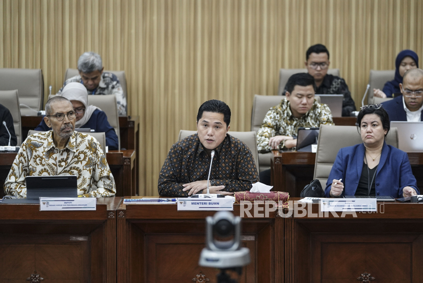 Menteri BUMN Erick Thohir (tengah) menyampaikan paparan didampingi Deputi Bidang Hukum dan Perundang-Undangan Kementerian BUMN Robertus Billitea (kiri) dan Deputi Bidang Keuangan Dan Manajemen Risiko Nawal Nely (kanan) pada rapat kerja dengan Komisi VI DPR di Kompleks Parlemen, Senayan, Jakarta, Selasa (19/3/2024). Rapat tersebut membahas tentang evaluasi kinerja BUMN dan progres program restrukturisasi BUMN. 