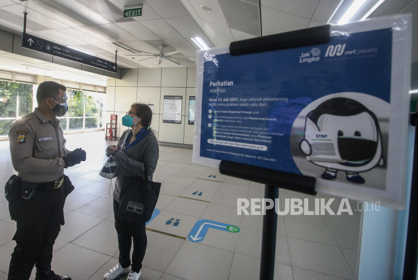 Petugas memeriksa Surat Tanda Registrasi Pekerja (STRP) bagi penumpang MRT Jakarta di Stasiun MRT Lebak Bulus, Jakarta. PT MRT Jakarta (Perseroda) melakukan penutupan sementara tiga stasiun dalam rangka mendukung penerapan PPKM Darurat Jawa-Bali hingga akhir Juli 2021. Penutupan sementara dilakukan di tiga stasiun, yakni Stasiun MRT Haji Nawi, Stasiun MRT ASEAN dan Stasiun MRT Setiabudi Astra yang akan diberlakukan mulai hari ini Ahad (18/7).