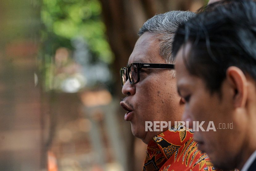 Sekretaris Jenderal DPP PDIP Hasto Kristiyanto menjawab pertanyaan jurnalis untuk memenuhi panggilan Komisi Pemberantasan Korupsi (KPK) di Gedung Merah Putih KPK, Jakarta, Senin (10/6/2024). 