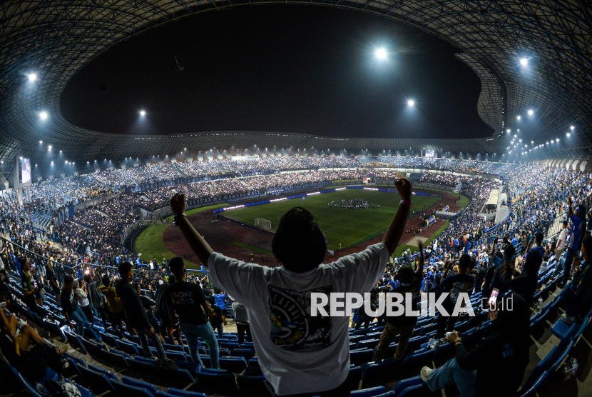 Penonton menyaksikan pesepak bola Persib Bandung yang tengah melakukan seleberasi usai pertandingan BRI Liga 1 melawan Barito Putera di Stadion Gelora Bandung Lautan Api (GBLA), Bandung