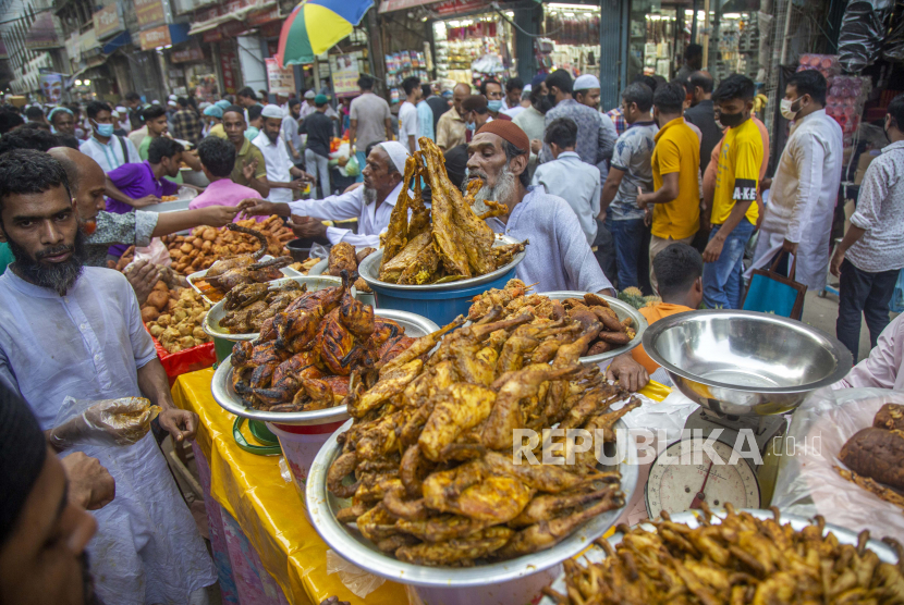  Penjual Bangladesh menjual makanan untuk berbuka puasa selama bulan suci Ramadhan di pasar makanan tradisional di Chalk bazar di Dhaka, Bangladesh, 04 April 2022. Bangladesh Siapkan Beras dan Tepung Murah Selama Ramadhan