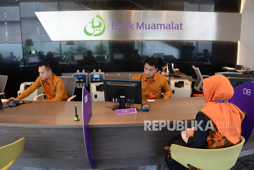 Ilustrasi petugas melayani nasabah di kantor pusat Bank Muamalat, Jakarta. 