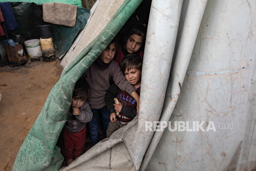 Pengungsi internal warga Palestina mencari perlindungan di tempat penampungan sementara di kamp Rafah di Jalur Gaza selatan, (2/2/2024).