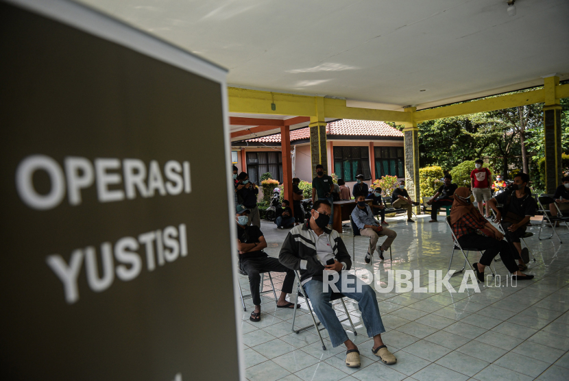 Warga yang melaanggar aturan PPKM Darurat mengikuti sidang operasi yustisi di kantor Kecamatan Bekasi Selatan, Kota Bekasi (ilustrasi)