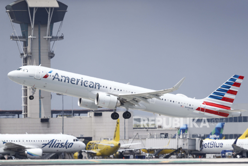Pesawat American Airlines Airbus A321-253NX lepas landas dari Bandara Los Angeles di Los Angeles, California, AS, 07 Juni 2022. CDC ingin memperluas pengawasan penyebaran Covid-19 dengan menguji sampel air limbah pesawat.