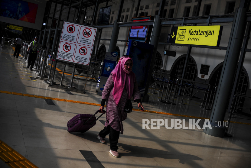 Penumpang saat tiba di Stasiun Pasar Senen, Jakarta, Rabu (28/10). PT Kereta Api Indonesia (Persero) atau KAI saat ini sudah membuka pembelian tiket untuk periode libur Natal 2020 dan Tahun Baru 2021.