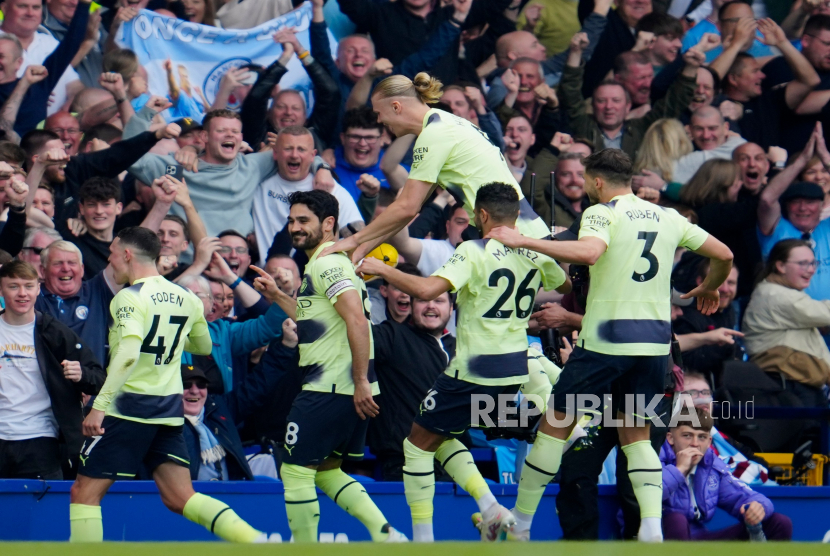 Selebrasi para pemain Manchester City setelah Ilkay Gundogan berhasil mencetak gol kedua ke gawang Everton pada lanjutan Liga Primer Inggris 2022/2023 di Stadion Goodison Park, Liverpool, Ahad (14/5/2023). 