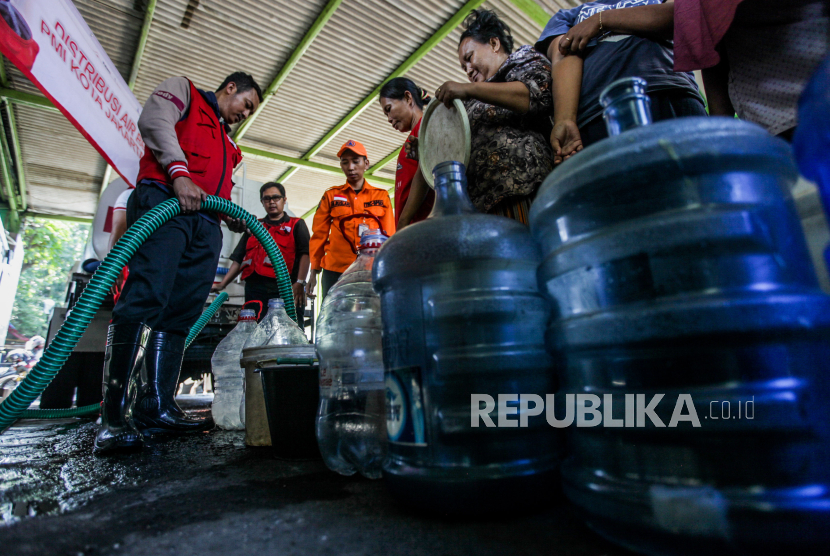 Petugas saat mendistribusikan air bersih kepada warga di kawasan Cengkareng, Jakarta Barat, Jumat (29/9/2023). 