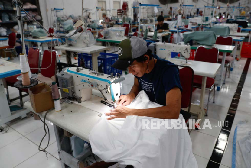 Pekerja menjahit mukena wanita di pabrik pakaian (Ilustrasi)