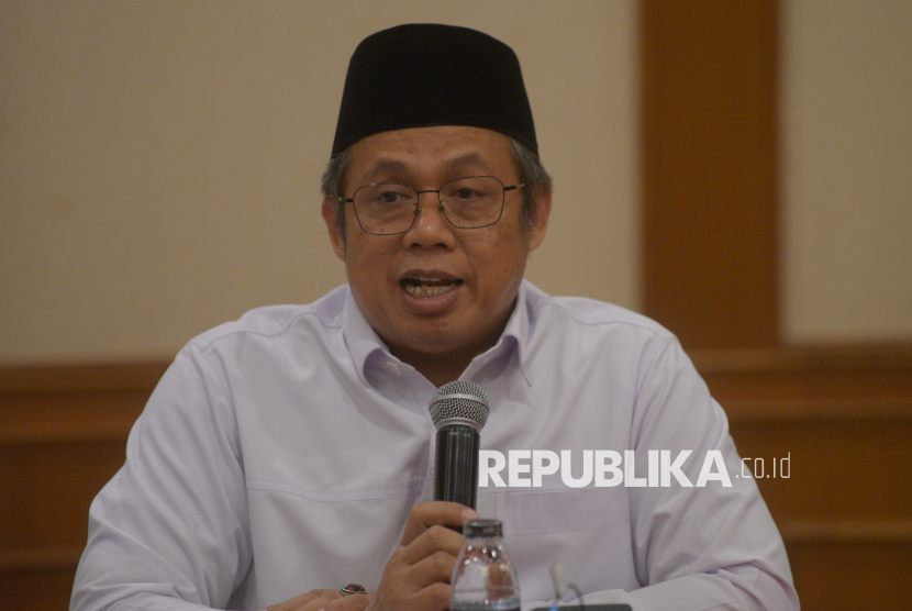 Katib Syuriyah PBNU KH Sarmidi Husna memberikan keterangan terkait dinamika di lingkungan PBNU di Jakarta, Kamis (27/11/2025). Dalam kesempatan tersebut Katib Syuriyah PBNU KH Sarmidi Husna menegaskan bahwa Surat Edaran PBNU Nomor 4785/PB.02/A.II.10.01/99/11/2025 terkait pemberhentian KH Yahya Cholil Staquf (Gus Yahya) sebagai Ketua Umum PBNU adalah sah dan benar. Surat Edaran itu merupakan tindak lanjut dari keputusan Rapat Harian Syuriyah PBNU pada Kamis (20/11/3025) kemarin. KH Sarmidi Husna juga menambahkan, apabila ada pihak yang keberatan terhadap keputusan tersebut, PBNU membuka ruang penyelesaian melalui mekanisme yang berlaku, yakni melalui persidangan Majelis Tahkim.