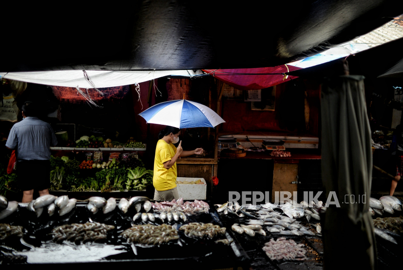 Camat Taman Sari Jakarta Barat Agus Sulaeman menyebut 90 persen pedagang di Pasar Petak Sembilan bukan warga setempat atau tidak berdomisili di kecamatan setempat. Pemerintah setempat berencana melakukan penataan Pasar Petak Sembilan. Ilustrasi