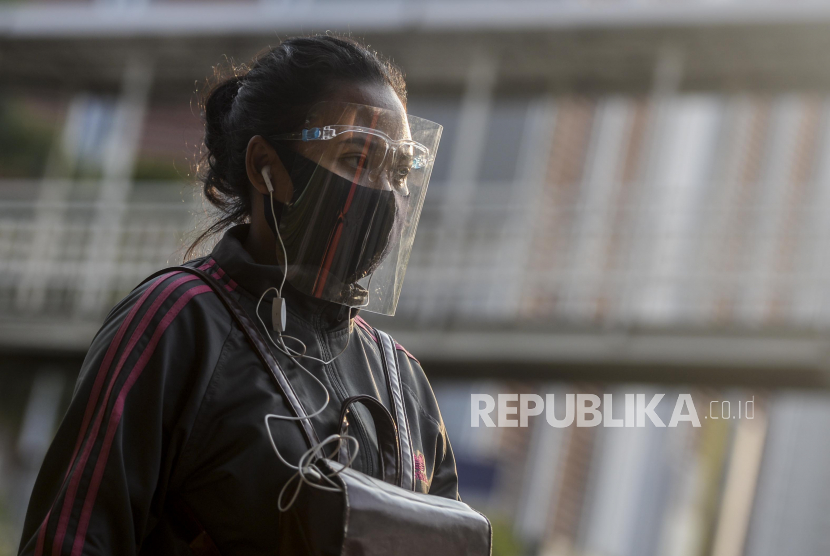 Warga menggunakan masker scuba saat berjalan di kawasan Sudirman, Jakarta.