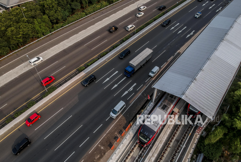 Dua rangkaian kereta Light Rail Transit (LRT) yang berada di kawasan Cibubur, Jakarta, beberapa waktu lalu. PT KAI mendapatkan tambahan fasilitas kredit sebesar Rp 4,2 triliun untuk proyek pembangunan LRT Jabodebek.