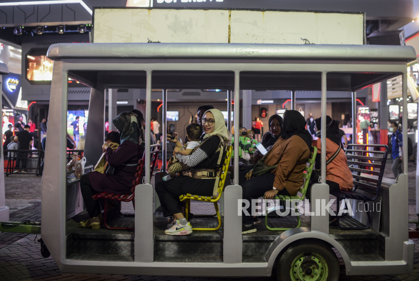 Pengunjung menaiki mobil wara-wiri saat acara Jakarta Fair 2022 di Jakarta International Expo (JIExpo), Kemayoran, Jakarta (ilustrasi)