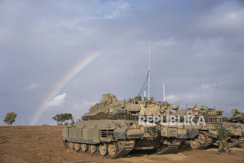 File - Tank Israel diparkir di dekat perbatasan Israel dengan Gaza, Israel selatan, Senin, 27 November 2023.