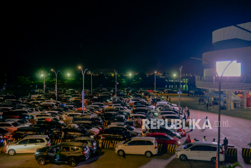 Kendaraan pemudik mengantre untuk menaiki kapal di Pelabuhan Eksekutif Merak, Cilegon, Banten, Selasa (18/4/2023) dini hari. Menurut data PT ASDP Indonesia Ferry (Persero) jumlah penumpang yang menyeberang melalui Pelabuhan Merak mengalami peningkatan. Hingga Senin (17/4/2023) mencatat sebanyak 238 ribu penumpang menyeberang ke Pulau Sumatera melalui Pelabuhan Merak. Sementara puncak arus mudik diprediksi pada hari Rabu (19/4/2023) atau H-3 Idul Fitri 1444 Hijriah.