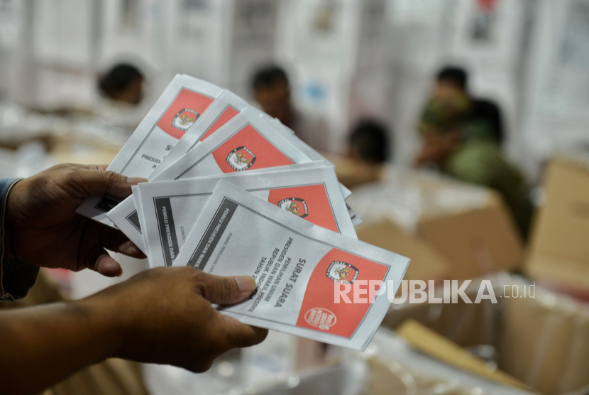 Ketua Kelompok Penyelenggara Pemungutan Suara (KPPS) melakukan setting packing logistik pemilihan umum (Pemilu) 2024 di GOR Cempaka Putih, Jakarta, Selasa (6/2/2024). (Ilustrasi)