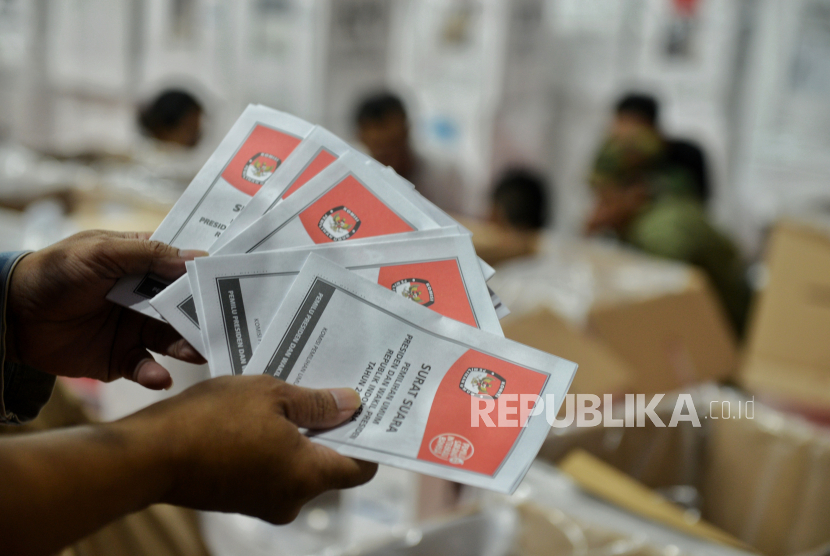 Ketua Kelompok Penyelenggara Pemungutan Suara (KPPS)  melakukan setting packing logistik pemilihan umum (Pemilu) 2024 di GOR Cempaka Putih, Jakarta, Selasa (6/2/2024). Para Ketua KPPS yang didampingi anggota KPPS melakukan packing untuk tempat pemungutan suara (TPS) di Kelurahan Rawasari, Cempaka Putih Timur dan Cempaka Putih Barat. Pengecekan logistik untuk 292 TPS itu dilakukan untuk memastikan kelengkapan yang dibutuhkan saat pencoblosan surat suara tanggal 14 Februari 2024 mendatang.