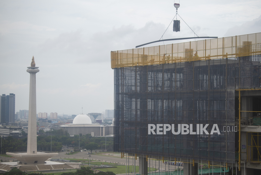 Sejumah pekerja menyelesaikan proyek pembangunan gedung bertingkat di Jakarta, Senin (6/12). Bank Dunia memproyeksikan ekonomi Indonesia tumbuh 3,7 persen pada 2021. 
