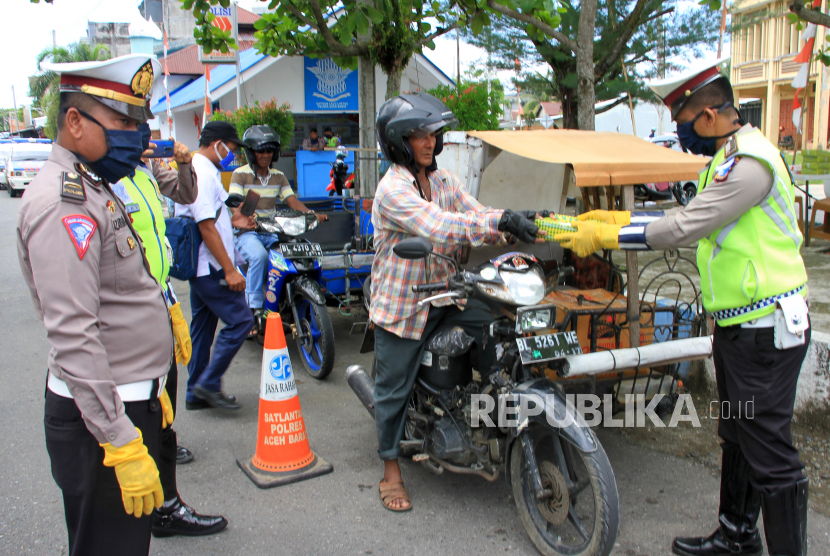 Pembagian sembako untuk juru parkir. ilustrasi