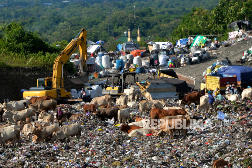 Aktivitas pembuangan sampah di lokasi baru TPST Piyungan, Bantul, DI Yogyakarta.