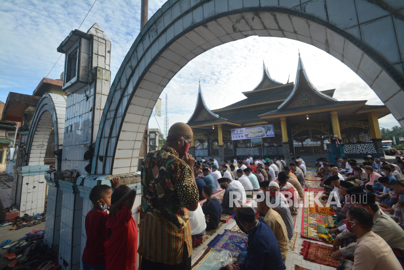 Sholat Idul Adha 1442 Hijriyah di Ulakan, Kabupaten Padangpariaman, Sumatra Barat, Kamis (22/7/2021). Pemkot Pariaman Laksanakan Sholat Idul Adha di Lapangan Merdeka