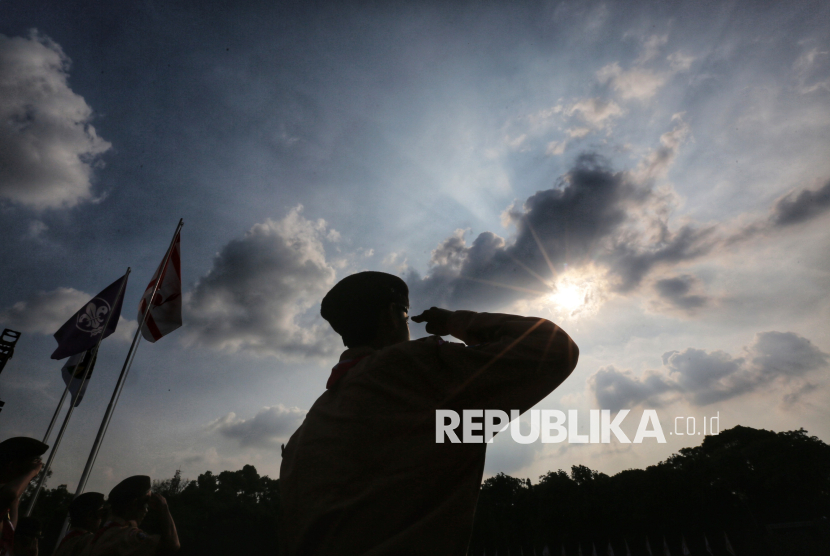 Petugas upacara saat mengikuti gladi bersih Upacara Peringatan Hari Pramuka ke-64 Tahun 2025 di Lapangan Utama Bumi Perkemahan, Cibubur, Jakarta, Rabu (13/8/2025).