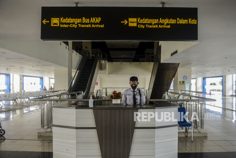 Seorang petugas keamanan berjaga di Terminal Pulogebang, Jakarta, Rabu (27/5). 