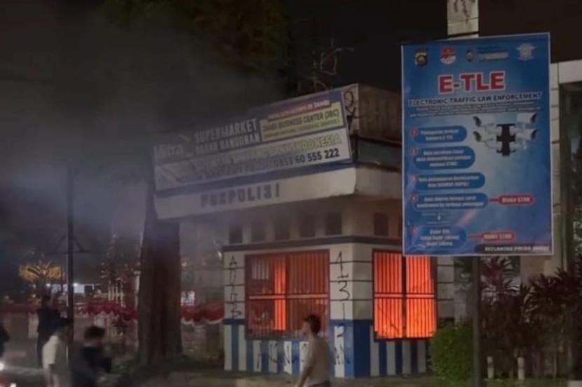 Pos lantas di simpang empat BI Jambi dibakar massa.