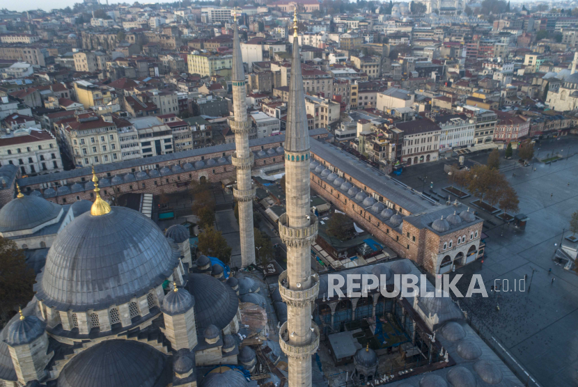 Kulliye: Dari Masjid Menjadi Pusat Kota. Foto udara yang diambil dengan drone menunjukkan Masjid Suleymaniye dan Tanduk Emas di Istanbul, Turki, 06 Desember 2020.