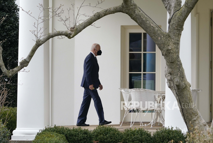 Presiden Joe Biden berjalan ke Kantor Oval Gedung Putih setelah turun dari Marine One, Kamis, 17 Februari 2022, di Washington. Joe Biden dan Presiden Rusia Vladimir Putin kemungkinan akan bertemu dalam pertemuan puncak mengenai Ukraina.  