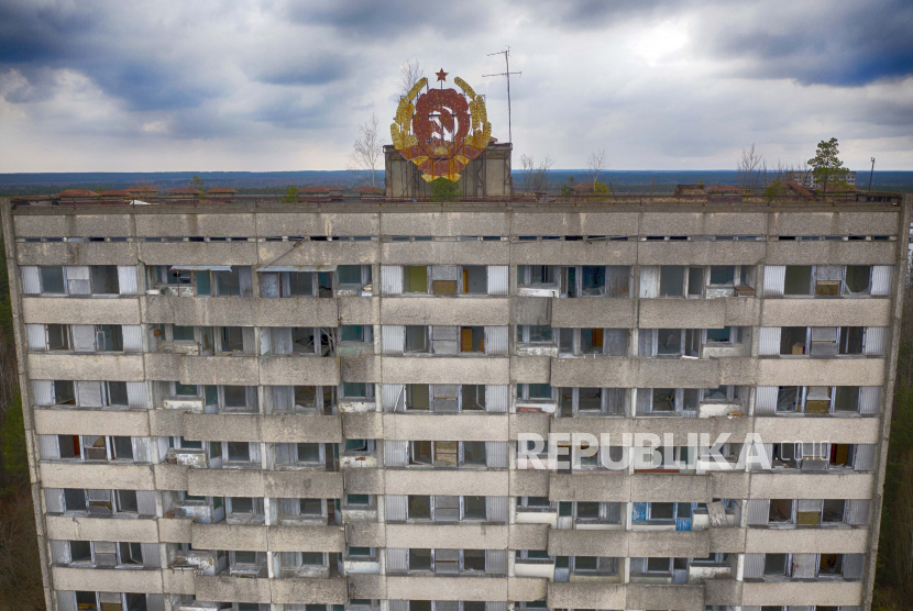  FILE - Lambang berkarat Uni Soviet terlihat di atap sebuah gedung apartemen di kota hantu Pripyat dekat pembangkit nuklir Chernobyl, Ukraina, pada 15 April 2021. Di antara perkembangan yang paling mengkhawatirkan pada hari yang sudah mengejutkan, sebagai Rusia menginvasi Ukraina pada hari Kamis, adalah perang di pembangkit nuklir Chernobyl, di mana radioaktivitas masih bocor dari bencana nuklir terburuk dalam sejarah 36 tahun yang lalu.
