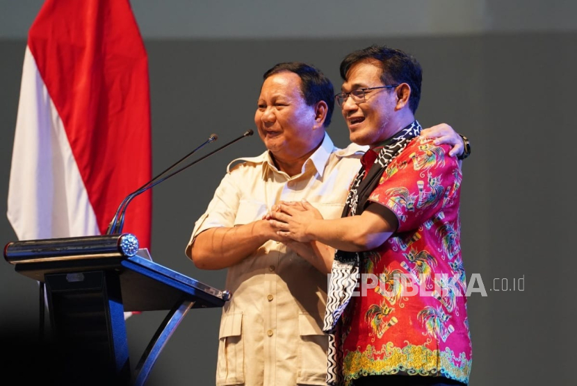 Calon presiden dari Partai Gerindra Prabowo Subianto dan politisi PDIP Budiman Sudjatmiko berfoto bersama dalam acara Deklarasi Prabowo-Budiman Bersatu (Prabu) di Kota Semarang.