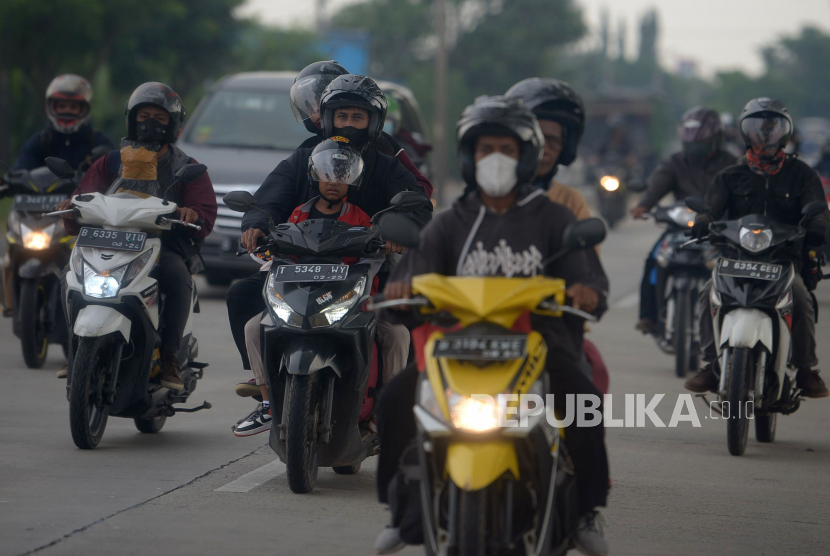 Pemudik sepeda motor mulai melintasi dan memadati jalur pantura Jabar, Indramayu-Cirebon.