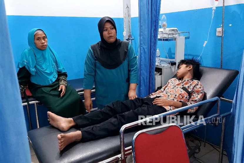 Sebanyak 35 orang siswa SDN Jati 3 di Kecamatan Saguling, Kabupaten Bandung Barat mengalami keracunan makanan pada Selasa (26/9/2023) hingga Kamis (28/9/2023) dini hari. Satu orang siswa diantaranya meninggal dunia saat mendapatkan perawatan intensif di rumah sakit.