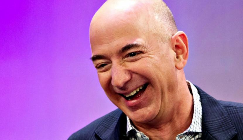 Pantes Makin Kaya, Saham Amazon Milik Jeff Bezos Pecah Rekor Baru. (FOTO: Reuters/Mike Segar)